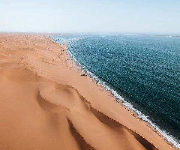 Zee ontmoet woestijn in Namibië, La mer rencontre le désert en Namibie